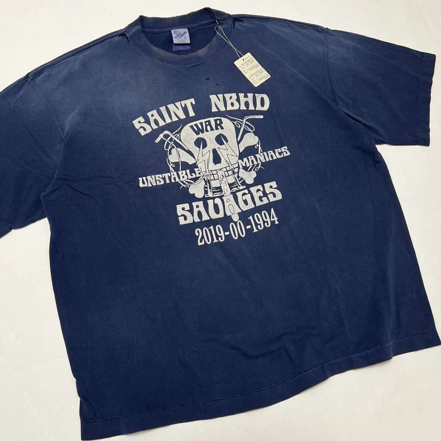 SAINT Mxxxxxx × NEIGHBORHOOD STHD . SS TEE SAINT NBHD/NVY NBHD Takizawa Shinsuke SAINT HOOD joint project Skeleton lightning destruction TEE Washed blue S-XL OE yarn tube weaving without side seam fabric Re-washed to make it distressed Cut and damaged treatment Ma Liu fading process Printing simulates natural distressed effect Correct version Customized joint main mark/wash mark/angel mark